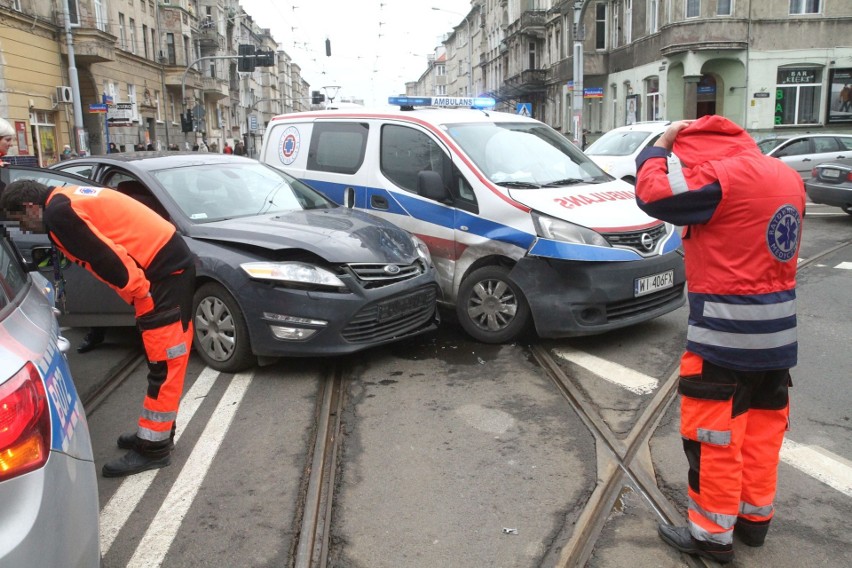 Wypadek na Sienkiewicza. Karetka na sygnale zderzyła się z fordem [ZDJĘCIA]