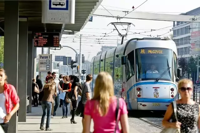 Autobusy wracają na peron III na Rondzie Regana. Przeniesiono tam również linię tramwajową nr 33.