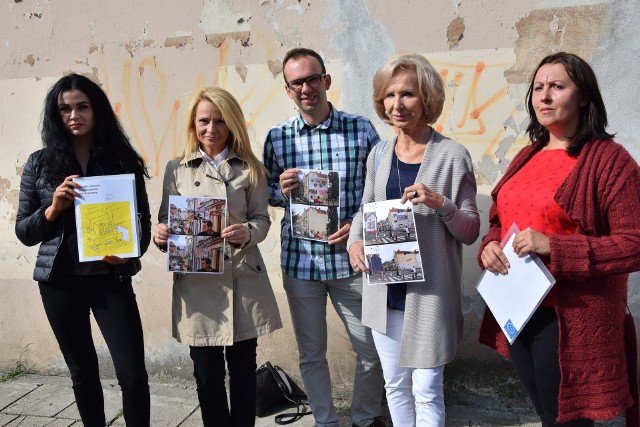 Od lewej) Barbara Marcinów, Olimpia Tomczyk-Iwko, Szymon Wermiński, Aleksandra Mrozek i Joanna Liddane pokazują, jak można skutecznie walczyć z chaosem reklamowym w mieście.