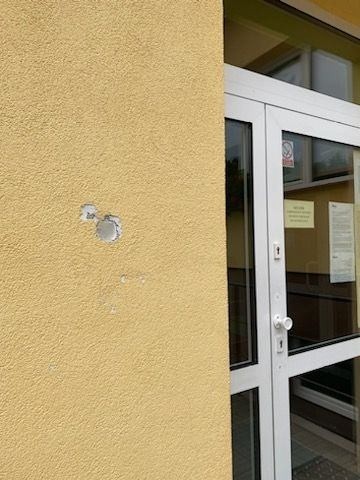 Wandale uszkodzili budynek szkoły w Białobieli: zniszczyli elewację, barierki i ławkę