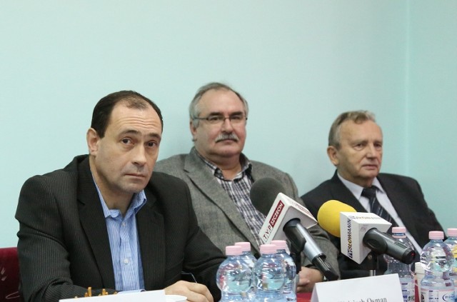 Świnoujście: Związkowcy krytykują konsolidację stoczniZdaniem Wojciecha Osmana (drugi z lewej), przewodniczącego Regionu Zachodniopomorskiego "Solidarność 80", wiele wskazuje na to, że prywatne osoby szukają okazji do uwłaszczenia się na państwowym majątku.