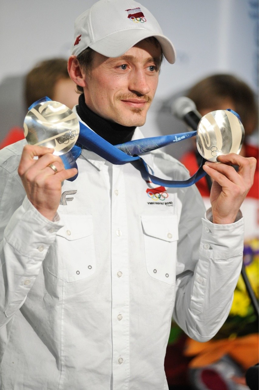 Adam Małysz pozuje z medalami z Vancouver w stroju firmy 4F,...