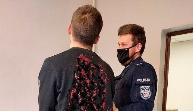 Działania policjantów z Kamieńska doprowadziły do zatrzymania mężczyzny, który posiadał narkotyki. 24-letni mieszkaniec powiatu radomszczańskiego w miniony weekend usłyszał zarzuty.