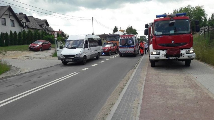 Wypadek w Bałdowie. Samochód ciężarowy z betoniarką wjechał w tył busa. Sześć osób rannych [ZDJĘCIA]