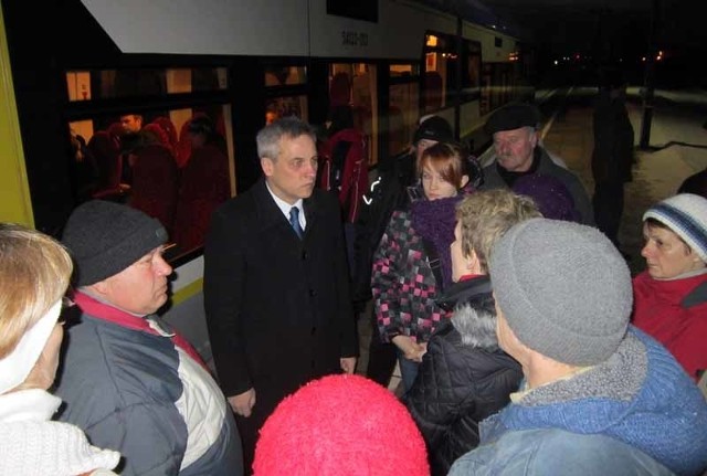 W ostatnim pociągu z Ełku do Olecka wśród podróżnych można było spotkać m.in. posła Jerzego Szmita. Ich liczna obecność jest najlepszym dowodem, że skład nie kursuje pusty i są chętni do podróżowania.