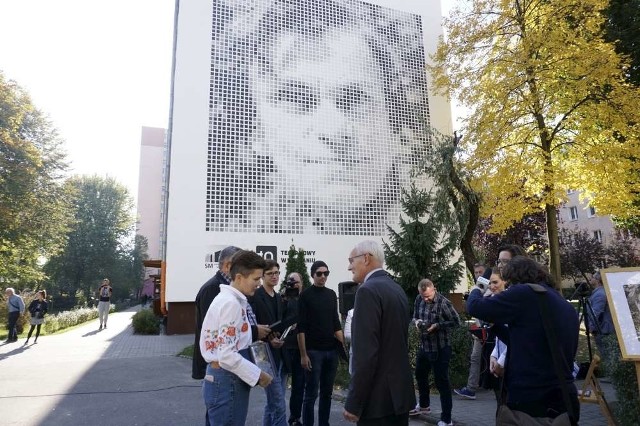 W piątek odsłonięto mural przedstawiający aktorkę Krystynę Feldman. Znajduje się on na jednej ze ścian bloku na osiedlu Armii Krajowej na poznańskich Ratajach