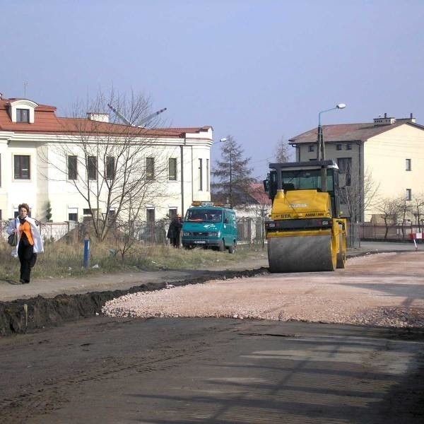 Obecnie drogowcy układają i utwardzają podbudowę ulicy Kasztelańskiej. Potem będzie układana nawierzchnia z asfaltu.