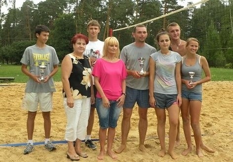 Uczestnicy turnieju siatkówki plażowej rozgrywanego w Czarnieckiej Górze z burmistrzem Stąporkowa Dorotą Łukomską.