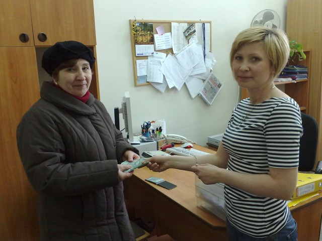 Pani Elżbieta Kędra z Kozienic odebrała tysiąc złotych, które wygrała w konkursie "Mieszkanie za czytanie&#8221;. Gotówkę wręczyła jej Lidia Karasińska z redakcji "Echo Dnia&#8221;.
