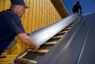 Układanie paneli na połaci dachu (fot. Blachy Pruszyński)
