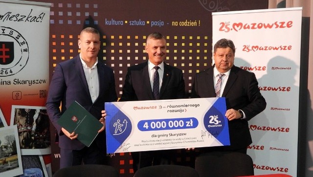 Na zdjęciu od lewej: wiceburmistrz Skaryszewa Robert Faryna, wicemarszałek Rafał Rajkowski i burmistrz Dariusz Piątek.