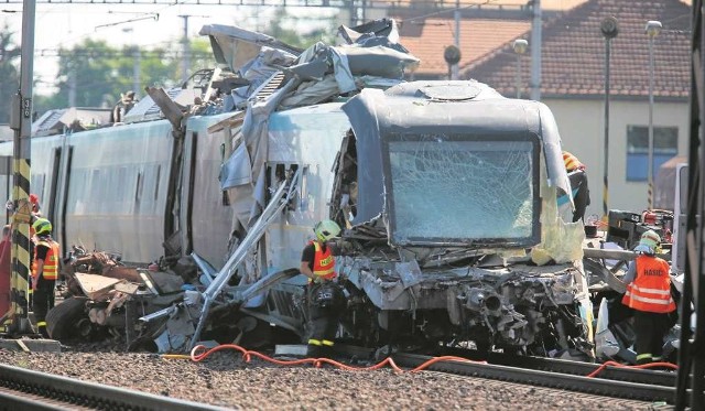 Rozpędzone czeskie Pendolino zatrzymało się dopiero dwa kilometry od miejsca zderzenia z TIR-em, którym kierował Polak