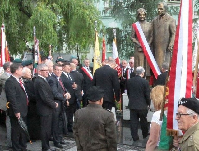 Wystawę Warto być Polakiem otwierali między innymi Jarosław Kaczyński i Marek Suski.