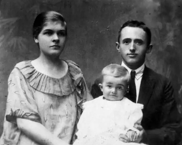 Rodzice narratorki, Elżbieta i Piotr Dąbrowscy z najstarszym synem Antonim