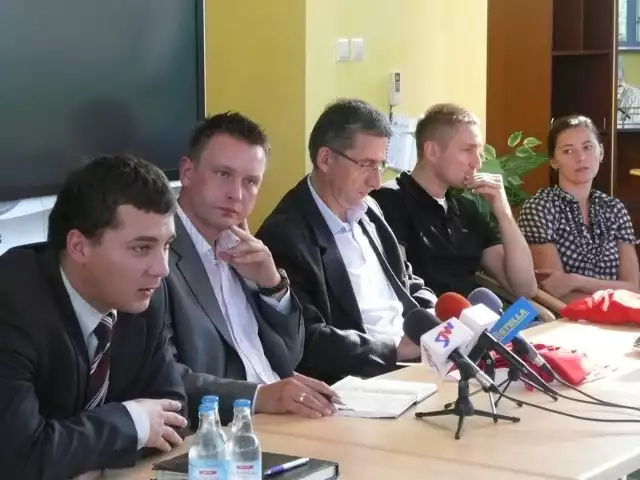 Na konferencji zwołanej przez prezesa Stali Stalowa Wola SA, Jacka Farasia (drugi od lewej) pojawili się także między innymi, od lewej: Damian Marczak, Bogdan Pamuła, Rafał Partyka i Małgorzata Radwan. 
