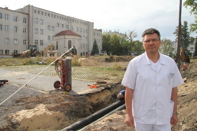 Artur Lepiarzyk, dyrektor Szpitala Kieleckiego ds. medycznych na placu  budowy nowego oddziału ratunkowego.