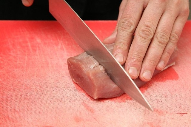 Mięso wieprzowe i filet kroimy na plasterki o grubości około 1,5 centymetra.