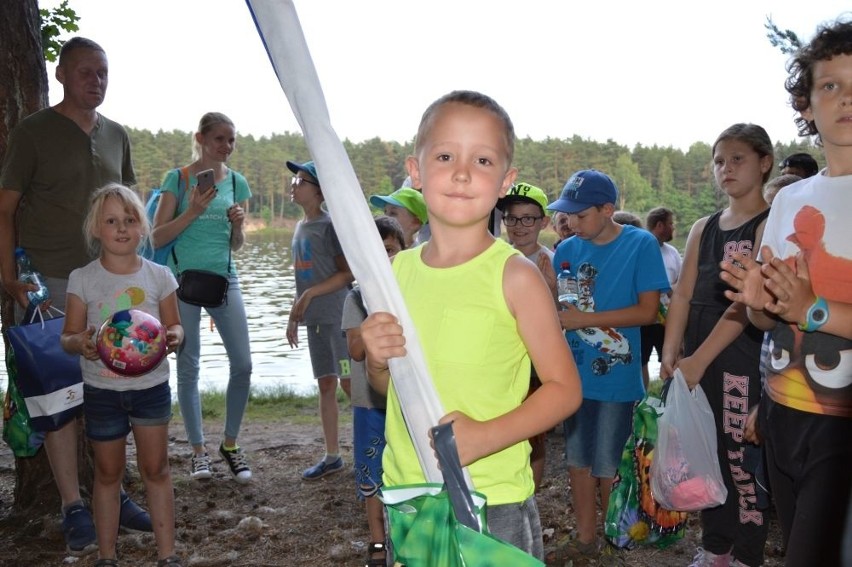 Zabawa z Wedką po raz 40! Młodzi suchedniowianie łowili ryby na Rejowie. Zobacz zdjęcia