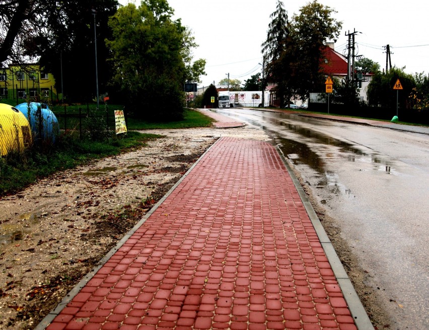 Chodnik w Łubnicach został zbudowany po obu stronach drogi...