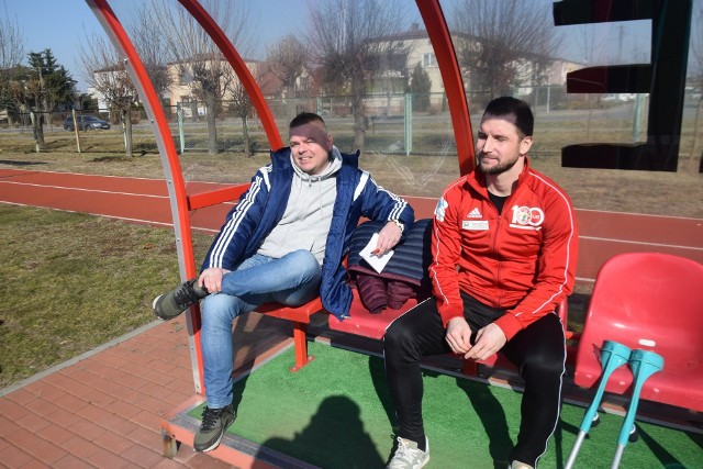 Mariusz Sawa (z lewej) trener Pilicy Białobrzegi.