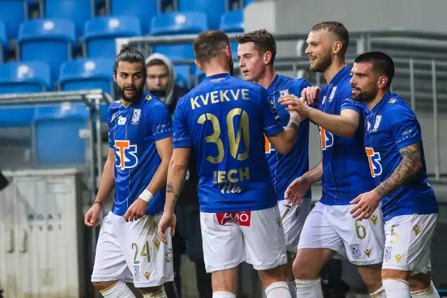 Lech Poznań zrobił kolejny krok w stronę mistrzostwa Polski, pokonując łatwo i pewnie Górnik Łęczna 3:0. Kolejorz od początku spotkania miał ten mecz pod kontrolą, co potwierdza nie tylko wynik, ale także gra niebiesko-białych. Na zespół trenera Macieja Skorży patrzyło się w tym pojedynku z ogromną przyjemnością i niewiele było rzeczy, do których można byłoby się przyczepić. Po ponar roku gry w Kolejorzu swoją pierwszą bramkę dla poznaniaków zdobył Jesper Karlstrom. Koncertowo zagrał także Joao Amaral, który oprócz bramki zaliczył także asystę w tym meczu. Zobacz, jak oceniliśmy piłkarzy Lecha Poznań po spotkaniu z Górnikiem Łęczna (skala ocen 1-10) --->