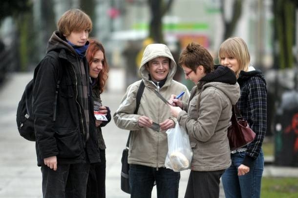 Godz. 12.20  al. Niepodleglości, 12.20   Mlodziez ze szkól ponadgimnazjalnych zbierala na deptaku podpisy pod petycją, w której domaga sie od polskiego rządu zakazu importu foczych skór. - Polowania na foki charakteryzują sie niebywalym okrucienstwem. Czesto zwierzeta obdzierane ze skóry nadal zyją, co jest sprzeczne z polską ustawą o ochronie zwierząt - mówi Adrian Piechota z II Ekologicznego LO. Jego kolezanka Justyna Wlodarczyk z V LO dodaje: - Wiekszośc zabijanych fok to jeszcze szczenieta, które są zbyt nieporadne, by uciec przed atakiem. Dlatego uwazamy, ze w nowoczesnym, humanitarnym spoleczenstwie nie ma miejsca na takie barbarzynskie praktyki. - Spacerujący po deptaku chetnie odbierali ulotki informujące o akcji i podpisywali sie pod petycją - mówią: Justyna Wlodarczyk, Kasia Ziembicka i Adrian Piechota 