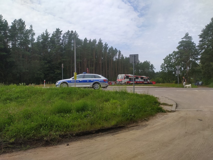 Wypadek w Sobolewie - auto wjechało pod szynobus.