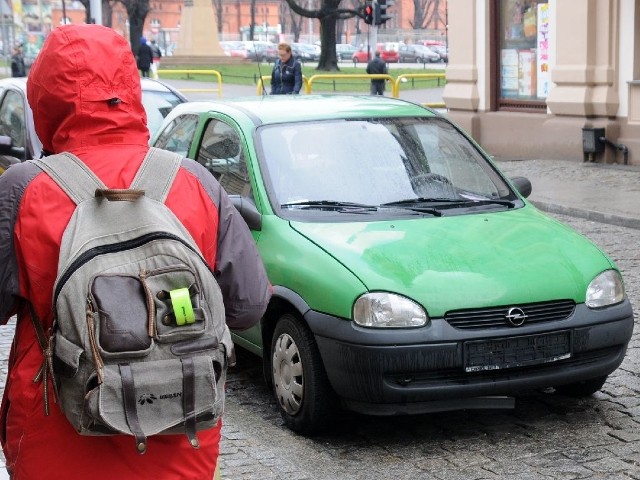 Wyrobienie nowych rejestracji to koszt ponad 90 zł. Jeśli chcemy tymczasowe blachy, zapłacimy jeszcze więcej.