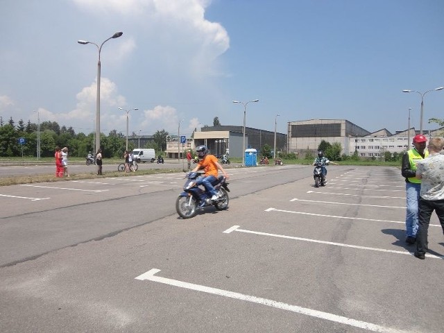 Parking niedaleko wieżowca na ulicy Świętokrzyskiej wymaga tylko niewielkich przeróbek, by można było przeprowadzać tam egzaminy. Niedawno służył uczestnikom szkolenia dla motocyklistów.