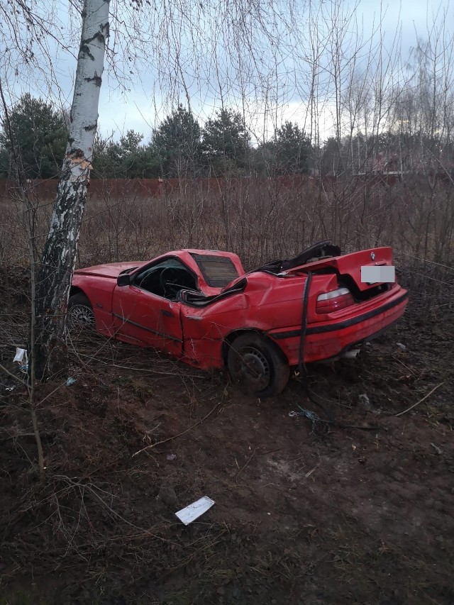 Ostrołęka. Wypadek na Goworowskiej. Kierowca BMW zakończył jazdę na przydrożnym drzewie, 27.12.2019