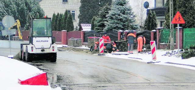 Niewielki śnieg, który spadł kilka dni temu, nie przeszkodził w budowie chodników w Skrzyńsku przy drodze 727.