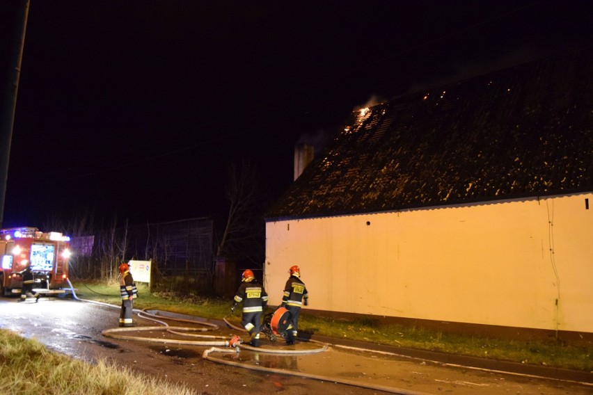 Płomienie strawiły część hali przy ulicy Bugno w Szczecinku....