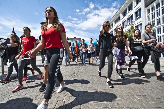 We wtorek oficjalnie rozpoczął się 40. Tydzień Kultury Studenckiej w Koszalinie. Tradycyjnie podczas oficjalnego otwarcia odbyła się bitwa o klucz do bram miasta. Następnie studenci wzięli udział w marszobiegu do kampusu Politechniki Koszalińskiej przy ulicy Racławickiej.Juwenalia 2018 w Koszalinie. Sprawdź program