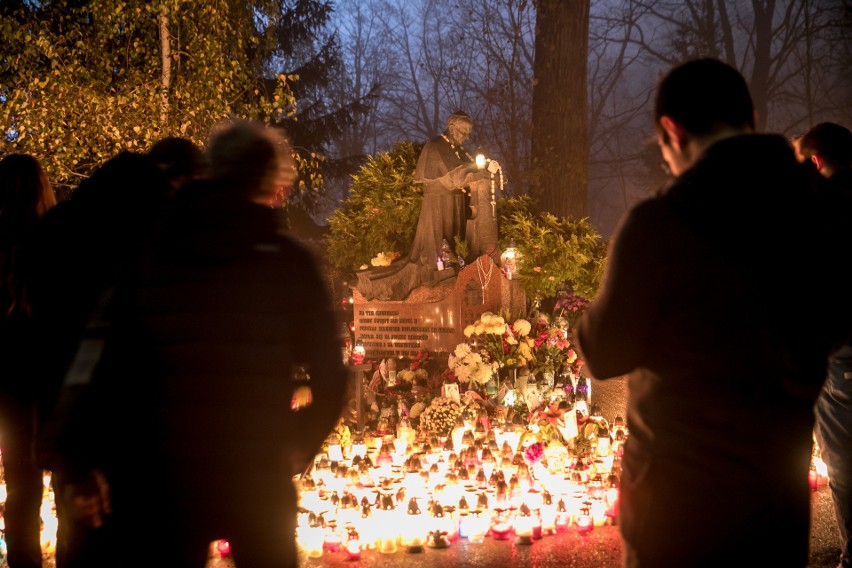 Jedyna taka noc w roku. Tysiące zniczy oświetla cmentarz Rakowicki [GALERIA] 