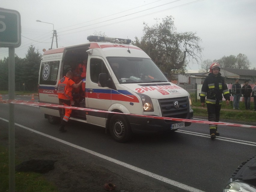 Śmiertelny wypadek pod Pabianicami. Samochód potrącił pieszych [ZDJĘCIA+FILM]