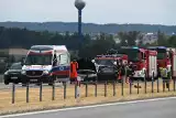 Wypadek w gminie Chęciny. Opel wbił się w tył naczepy ciężarowego TIT-a marki volvo