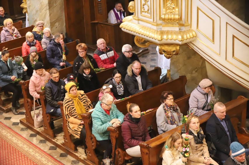 Niedziela Palmowa w Bazylice Katedralnej w Kielcach z biskupem Marianem Florczykiem. Było poświęcenie palm i opis Męki Pańskiej