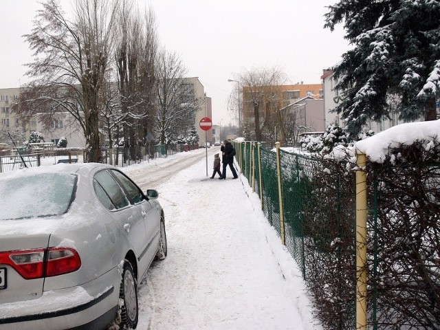 Rodzice, którzy przywożą swoje pociechy do Przedszkola numer 4 nie mają miejsca do parkowania samochodów.