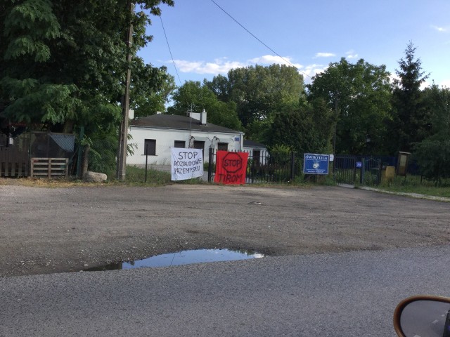 Mieszkańcy Wiskitna walczą z TIR-ami, które rozjeżdżają ich osiedle w drodze do magazynów i zakładów Jędrzejowa Przemysłowego. Rozwijająca się dzielnica bezpowrotnie zmieniła ich okolicę.W rejonie al. Ofiar Terroryzmu i ul. Jędrzejowskiej powstają kolejne zakłady i centra logistyczne. Jednym z nich jest Panattoni, który buduje tam hale mające pokryć 62 ha. Do nowych obiektów przyjeżdżają TIR-y. Jest ich coraz więcej. Nie wszystkie zjeżdżają z autostrady od strony Olechowa. Część z węzła Łódź- Górna jedzie ulicami Kalinowskiego, Kolumny i Tomaszowską, burząc spokój mieszkańców i stanowiąc zagrożenie dla dzieci, które chodzą tamtędy do szkoły. Powodują też inne problemy. - Jeden z TIR-ów utknął w ślepej uliczce między domami, bo tak wyprowadziła go nawigacja - opowiadała pani Dorota, mieszkanka osiedla.CZYTAJ DALEJ NA NASTĘPNYM SLAJDZIE