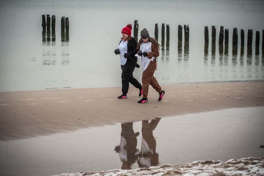 Tak rok 2021 powitano na plaży w Unieściu.