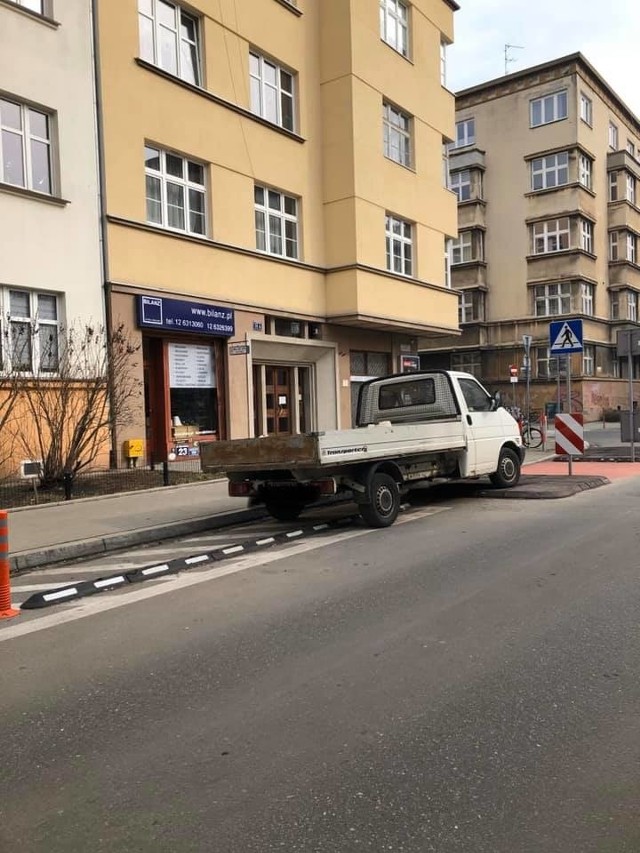 Kraków. Wiadomo, że w mieście trudno jest o miejsce do zaparkowania, ale nie może obowiązywać anarchia na ulicach i chodnikach.