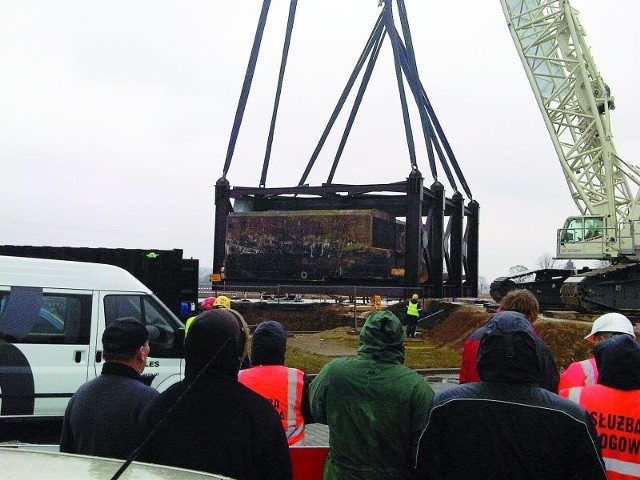 Gigantyczna paczka z betonu i stali odleciała. Niedaleko, bo tylko 50 m dalej. Niemiecki schron bojowy to zabytek. Uratowali go drogowcy, bo musieli &#8211; nie dało się usunąć go z drogi inaczej.