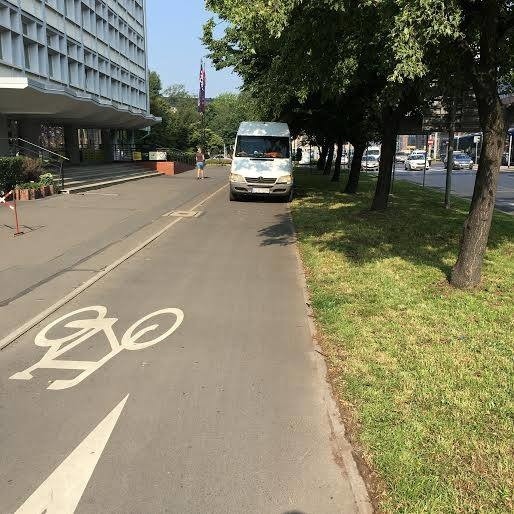 Biały furgon na drodze dla rowerów. We Wrocławiu to standard 
