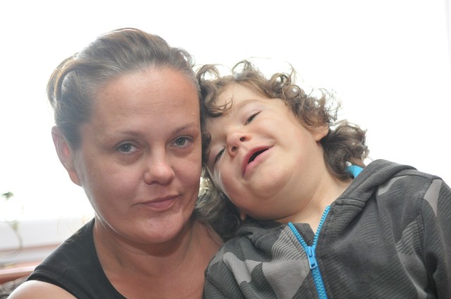 Małgorzata Trochimiak z synem Dominikiem. Rodzina odzyskała samochód potrzebne choremu dziecku.