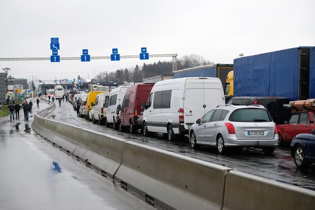 Kolejka przed granicą w Medyce.