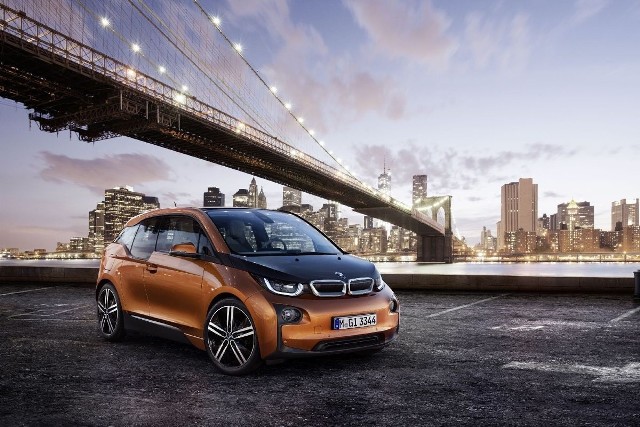 BMW i3 to pierwszy seryjnie produkowany model BMW i zasilany wyłącznie energią elektryczną. Jest to innowacyjna koncepcja mobilności zawarta w samochodzie segmentu premium o zerowej emisji spalin. Fot. BMW