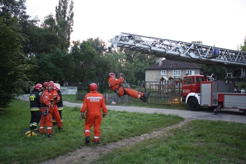 Ziemia zapadła się na placu zabaw w Sosnowcu