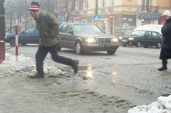 W niektórych miejscach przejście przez śnieżną breję wymagało duże ekwilibrystycznych wyczynów