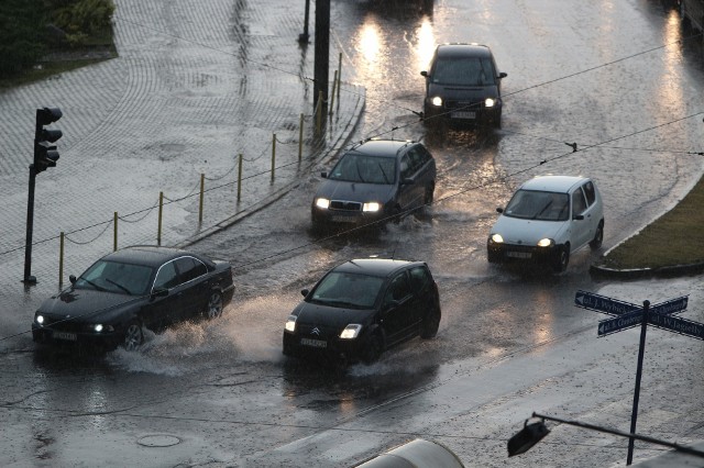 Tak wyglądały ulice Gorzowa po ostatnich burzach z ulewami 30 maja. Wystarczyło kilka minut, żeby ulewny deszcz mienił zwykłe ulice w ulewne potoki. Burze, którym towarzyszyły intensywne opady deszczu, znowu utrudniły życie kierowcom. 