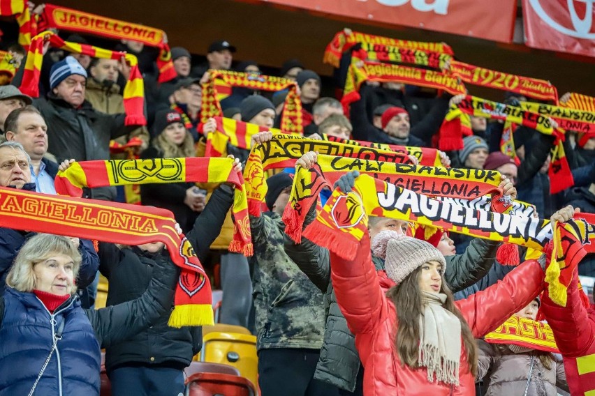 Kibice na meczu Jagiellonia Białystok - Raków Częstochowa. Zobacz, co działo się na trybunach stadionu przy Słonecznej